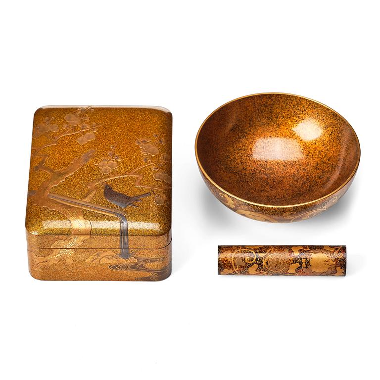 A Japanese lacquered bowl, box with cover and handle, 19th Century.