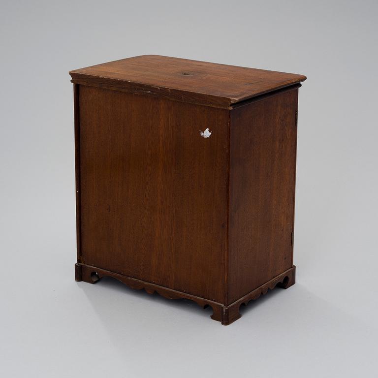 HUMIDOR/CIGARRSKÅP, mahogny, 1800-talets slut.
