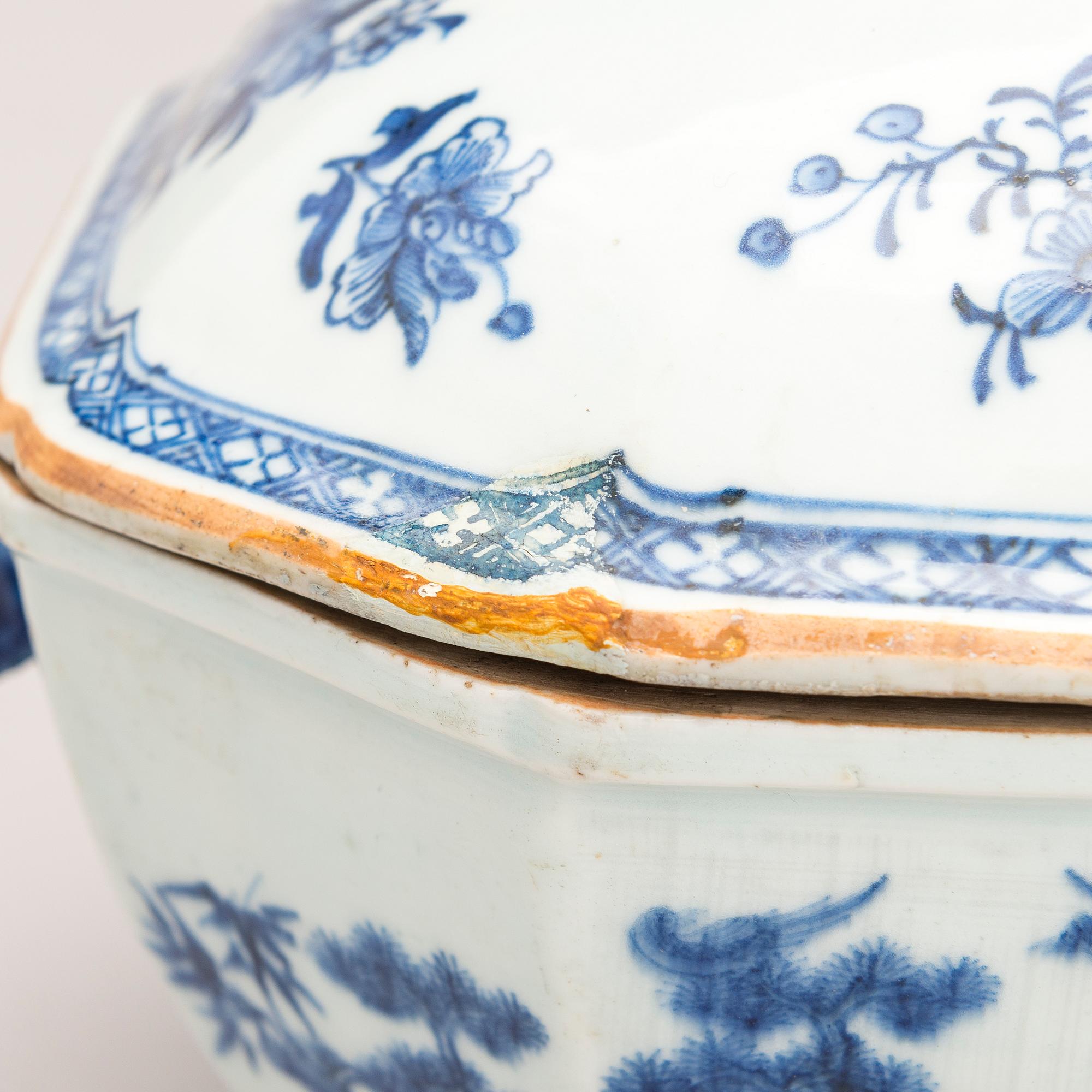 A Chinese Qianlong (1736-1795) porcelain tureen.