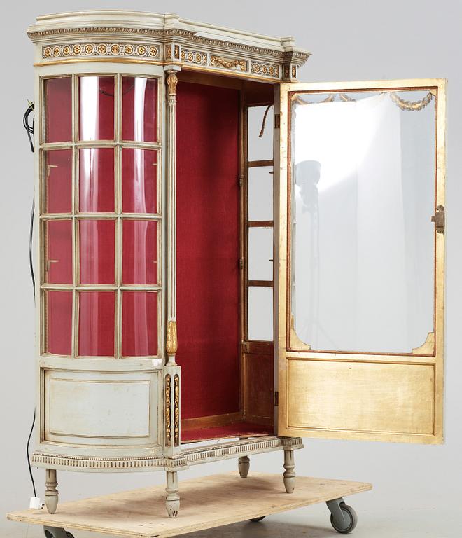 VITRINSKÅP, gustaviansk stil, 1900-talets första hälft.