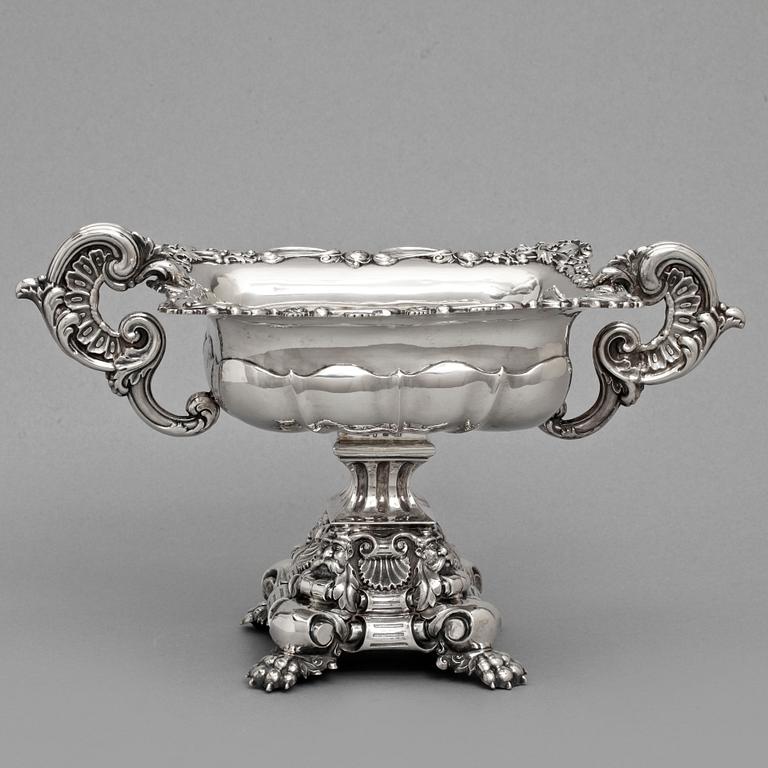SKÅL PÅ FOT, silver, Gustaf Folcker, Stockholm 1842. Vikt c:a 640 g.
