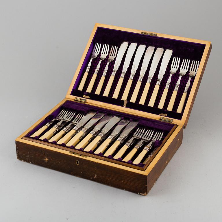 JOSEPH ELLIOT & SONS, bestickuppsättning i träschatull, bl.a. nysilver, omkring 1900.