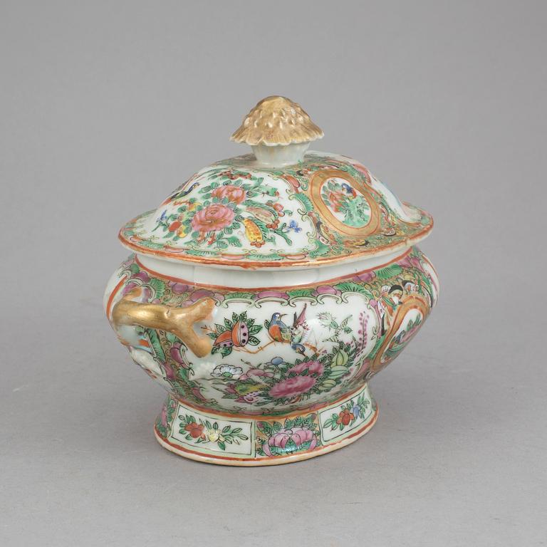 TERRIN MED LOCK, sk Kantonporslin, Kina, 1800-tal.