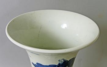 TRUMPETVAS, porslin. Kina 1800/1900-tal.