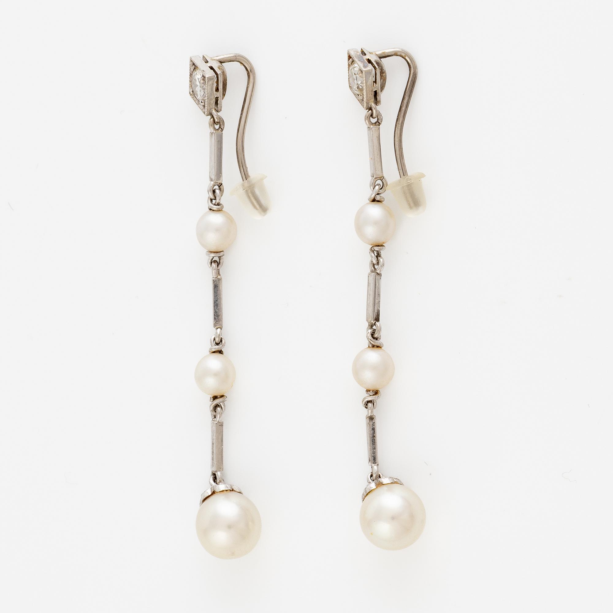 Örhängen, ett par, med briljantslipade  diamanter och pärlor.