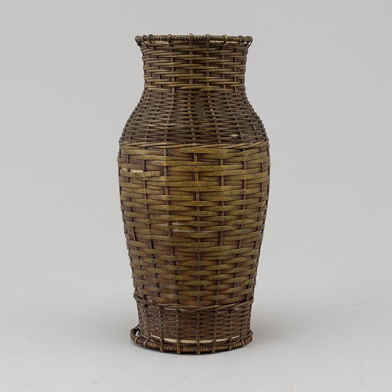 A vase with rotting exterior in metal, Qing dynasty.