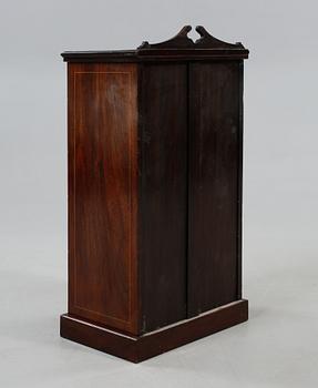 VITRINSKÅP, omkring sekelskiftet 1900.