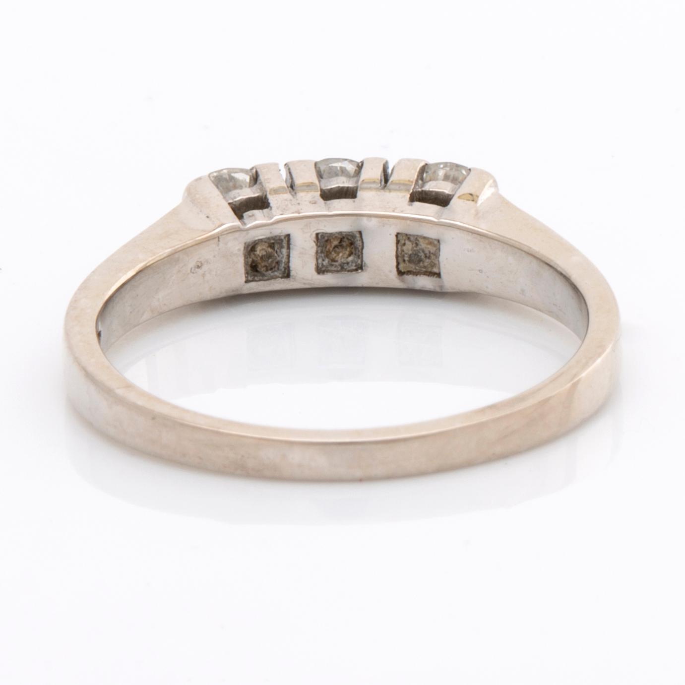 RING 18K whitegold 3 brilliant-cut diamonds 0,58 ct in total inscribed.
