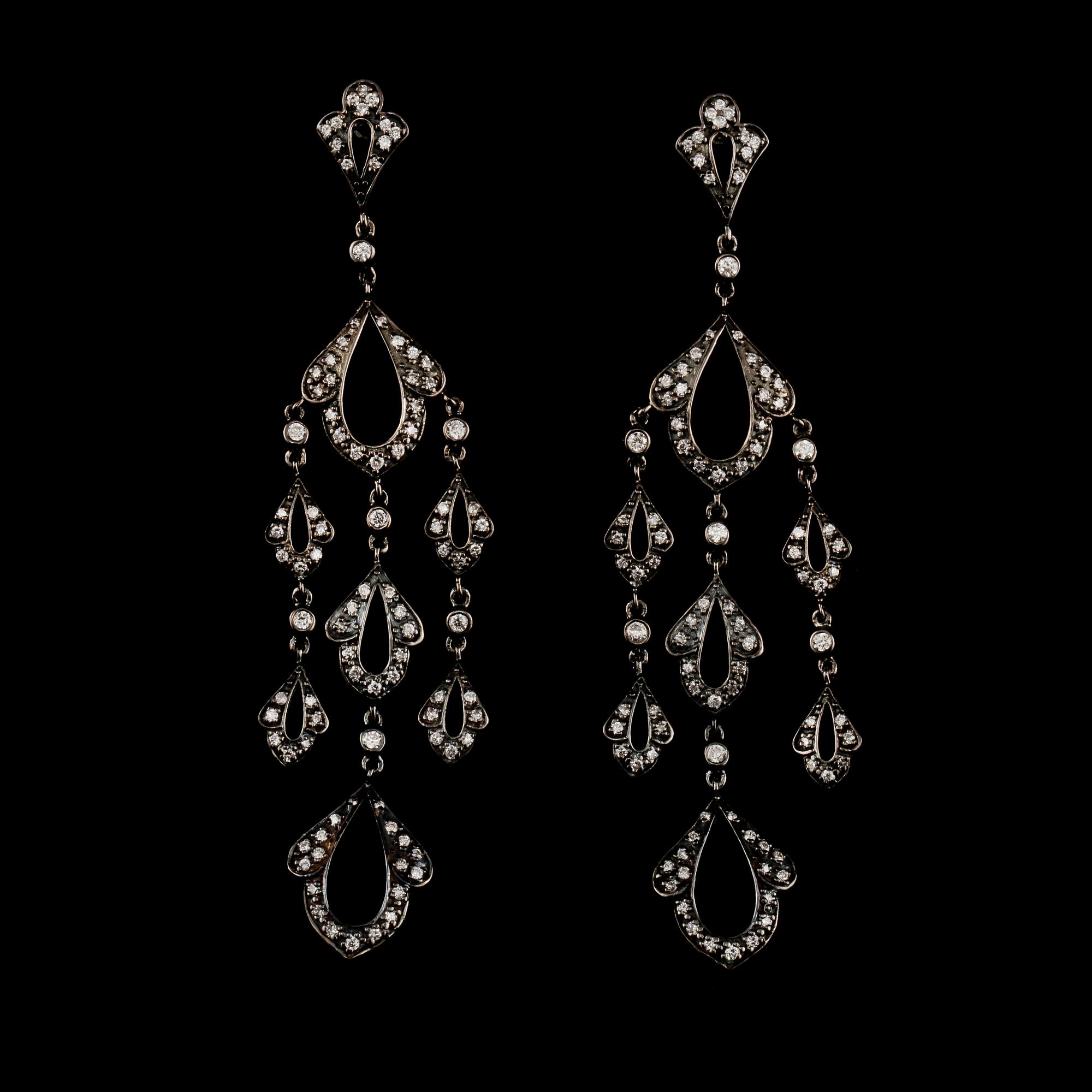 ÖRHÄNGEN, ett par, 18k vitguld med 20 brioletteslipade citriner, 12.21 ct samt 94 briljantslipade diamanter, 1.01 ct.