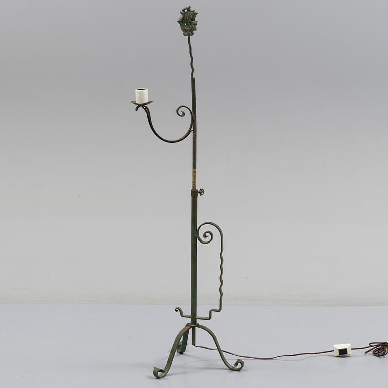 A mid 20th century floor lamp.