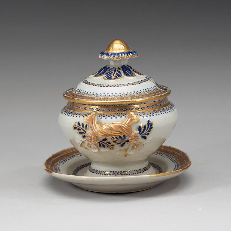 An armorial butter tureen with cover and stand, Qing dynasty, Jiaqing (1796-1820).