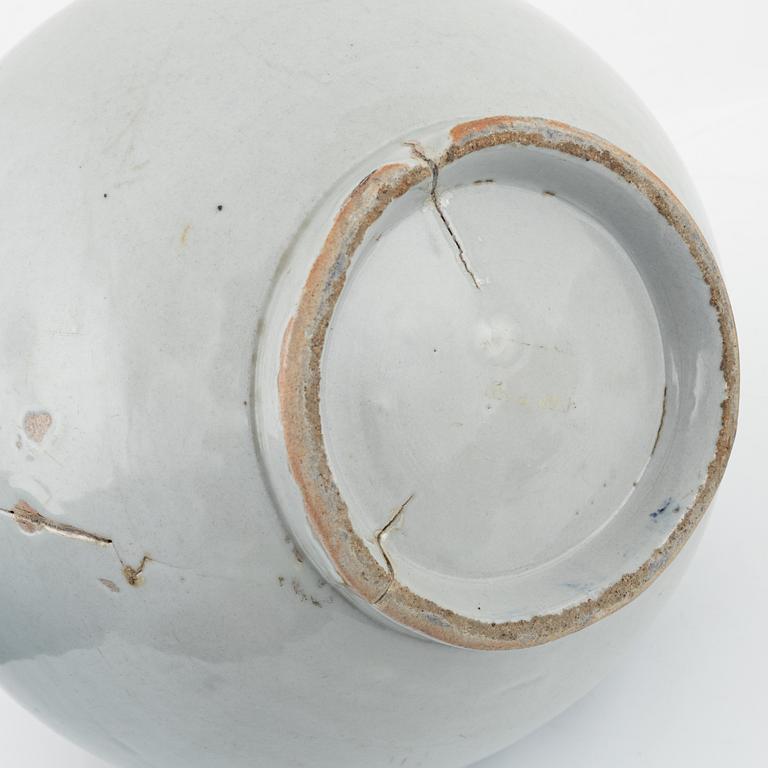 A porcelain vase, Japan, 18th century.