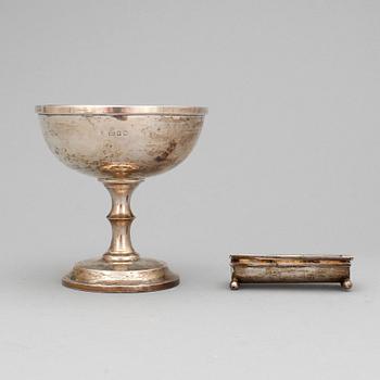 FRIMÄRKSDOSA samt BÄGARE, silver, England, tidigt 1900. Totalvikt: ca 216 gram.