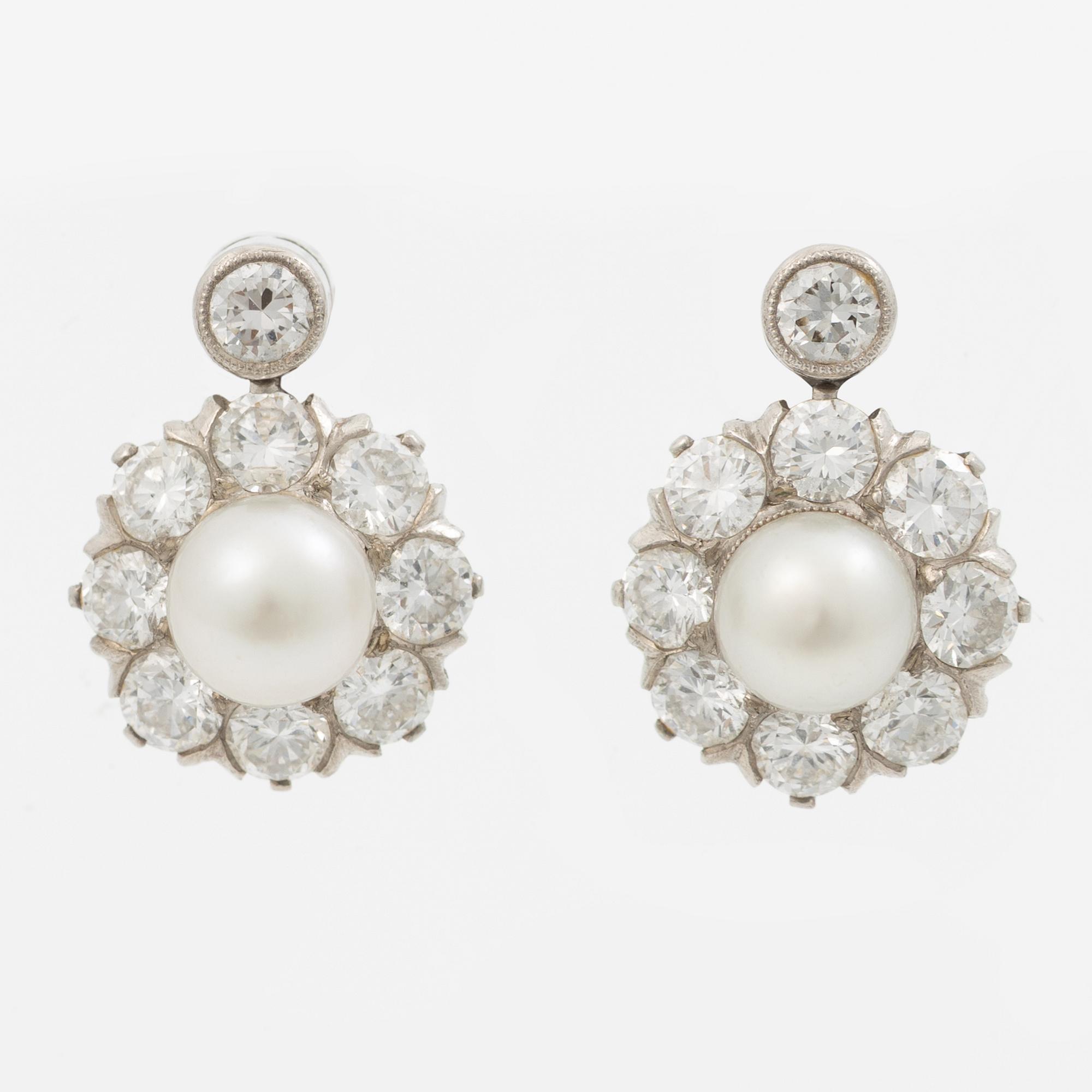 Örhängen, 18K vitguld med briljantslipade diamanter och pärlor.