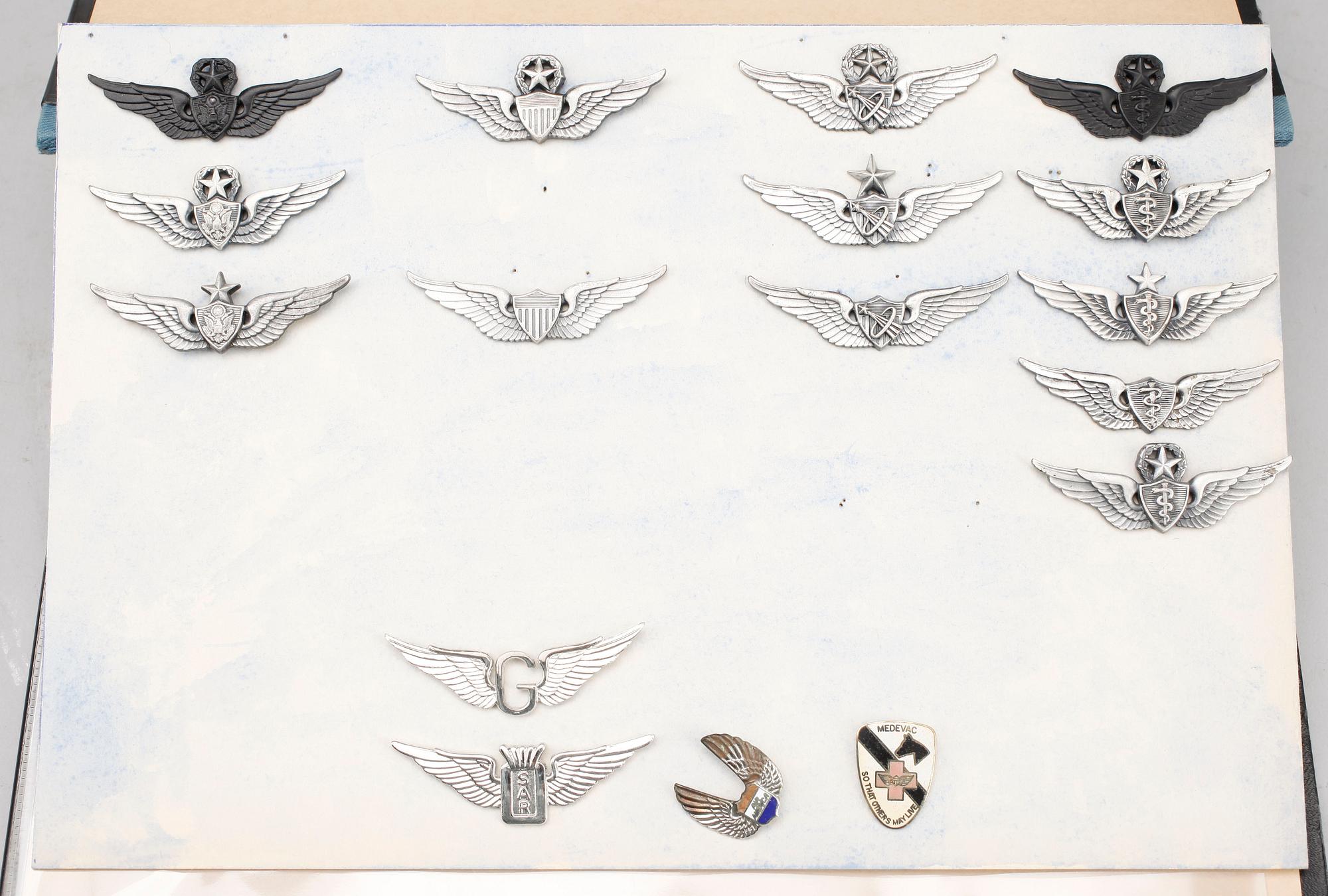PARTI MÄRKEN, ca 140 st, tyg och metall, olika försvarsmakter, 1900/2000-tal.