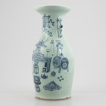 A porcelain vase, China, Qing dynasty, late 19th century.