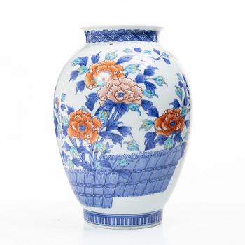 A Japanese kakiemon vase, 20th century.