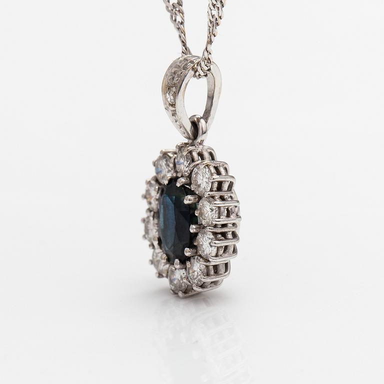An 18K white gold necklace with a sapphire and diamonds ca. 0.60 ct in total.