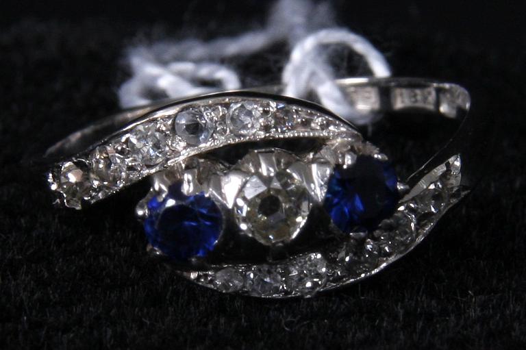 RING, 18K vitguld med briljanter och safirer, Göteborg, 1952.