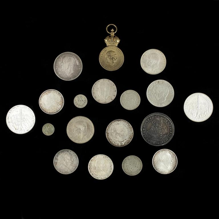 PARTI SILVERMYNT SAMT MEDALJ, Sverige resp Österrike, 1500-1900-tal. Silvervikt ca 270 gram.