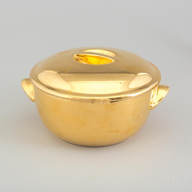 A mixed lot of thirteen pieces porcelain mostly Royal Worcester gold lustre, 20th century.