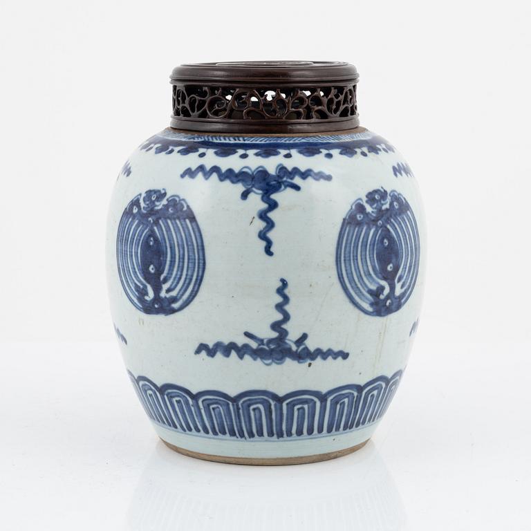 A blue and white jar, Qing dynasty, Kangxi (1662-1722).