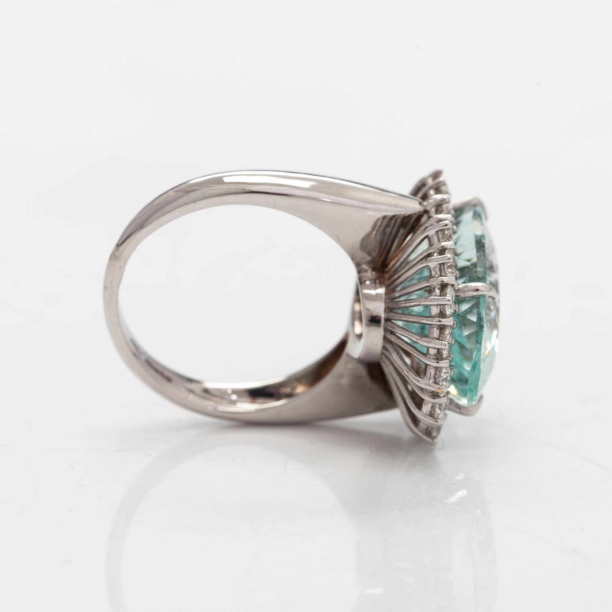 Sormus, viistehiottu akvamariini, briljanttihiotut timantit, 18K valkokultaa.