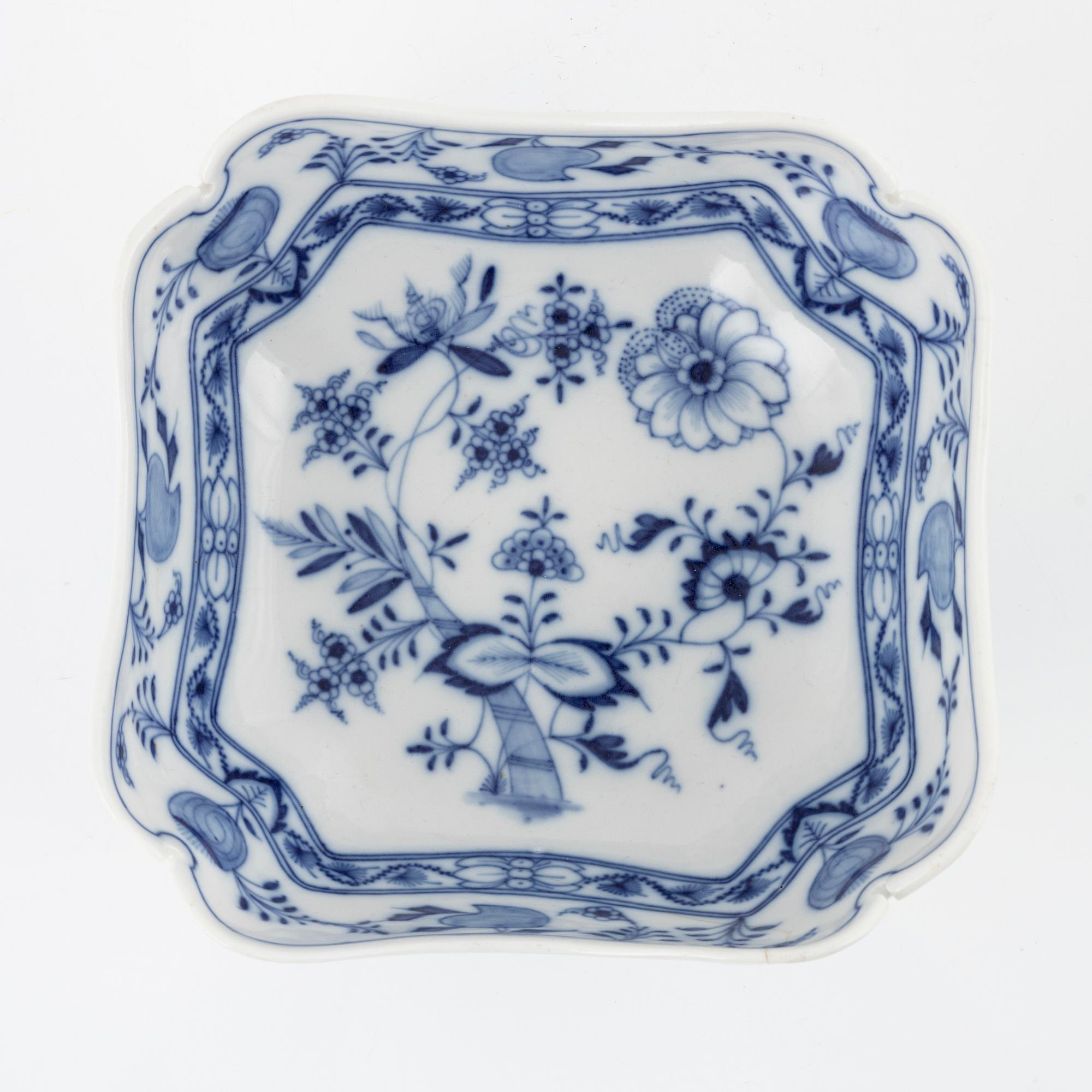 A 33-piece porcelain dinner service, "Ziebelmunter", mostly STadt Meissen, Germany.