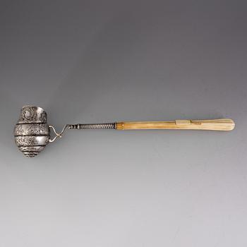 946. BÅLSLEV, ostämplad, silver och ben, 1700-talets förra hälft.