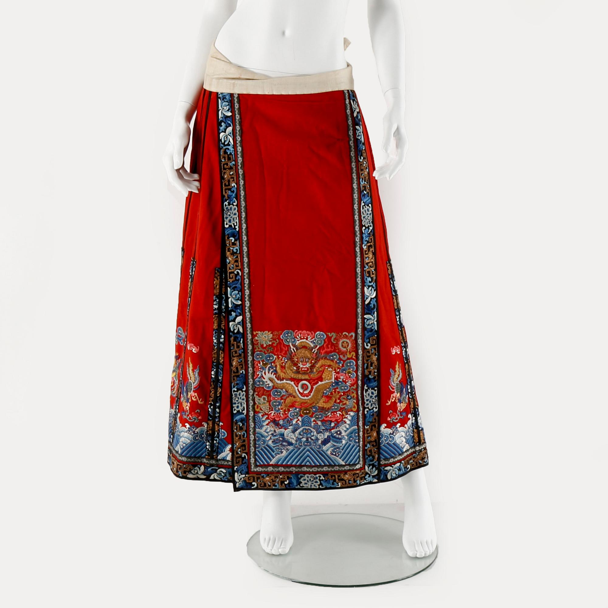 DRÄKTDELAR, 4 delar, textil bland annat siden, Kina 1900-talets första hälft.