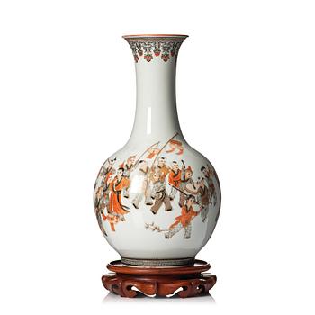 A finely painted Chinese vase, 20th Century. Seal mark to base.