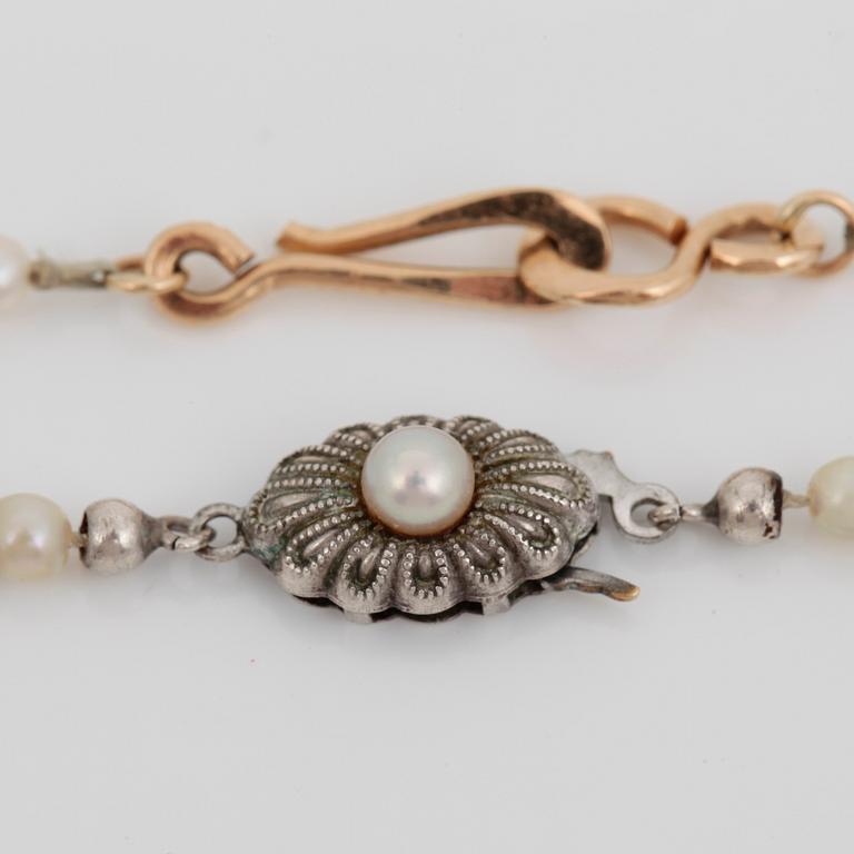 PÄRLCOLLIER, 2 st, odlade pärlor med lås i 14K guld och silver. Total vikt ca 22 g.