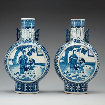 PILGRIMSKRUS, ett par, porslin. Sen Qing dynasti (1644-1912) med Kangxi fyra karaktärers märke.