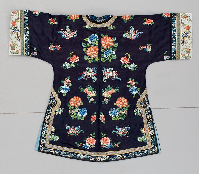 JACKA, siden. Längd 107 cm. Kina omkring 1900.