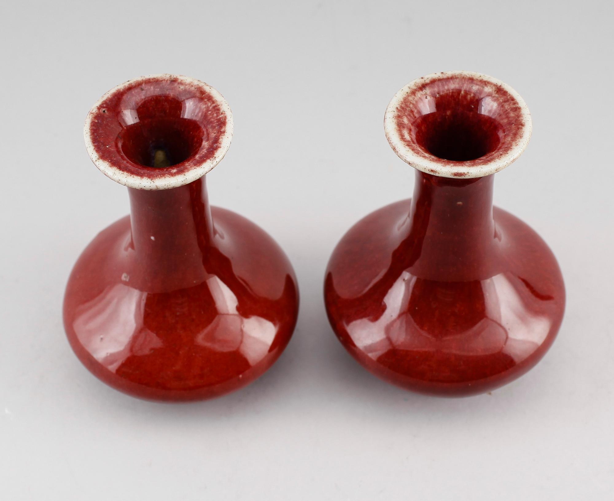VASER, 1 par, porslin, sang-de-bouef, Kina, 1900-tal.