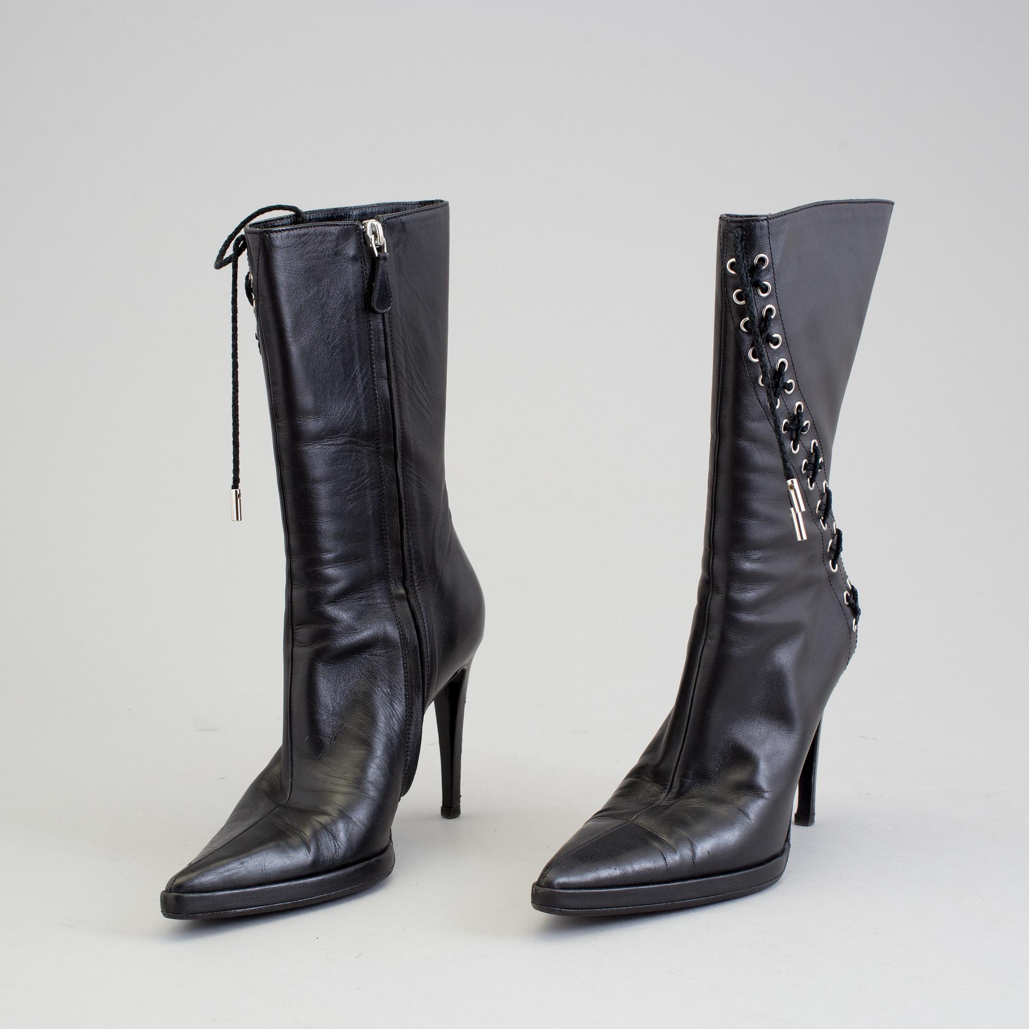 A pair of Gianni Versace boots in size 37. Bukowskis