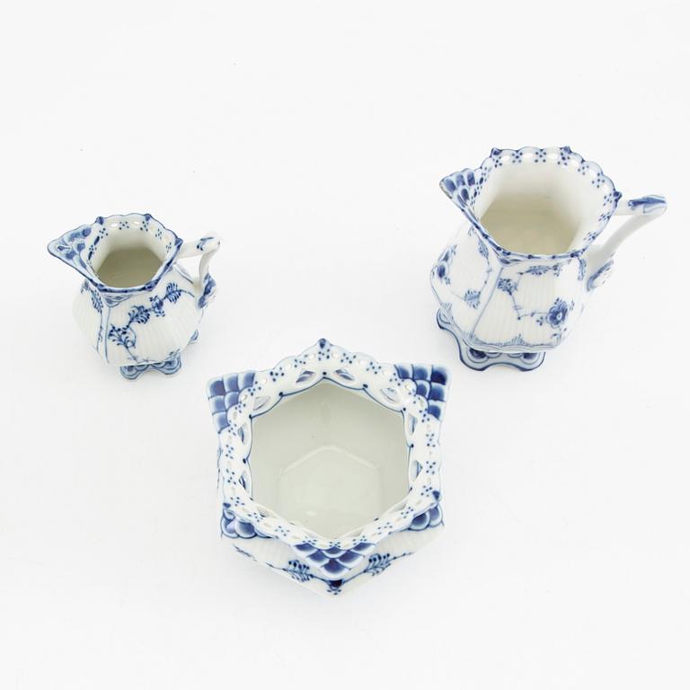 Servis ca 51 dlr "Musselmalet, hel och halvblonde" Royal Copenhagen Danmark porslin sent 1900-tal.