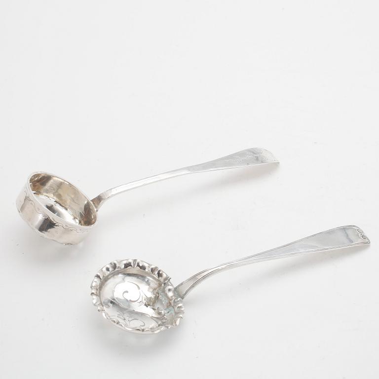 SOCKERSTRÖARE, två st, silver, varav en sannolikt fransk, 1800-tal. Vikt ca 114 gram.