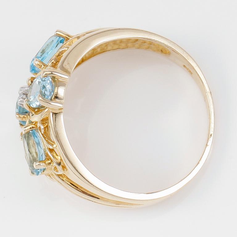 RING, 14K guld, blå topaser tot ca 2.40 ct. och mindre diamant.