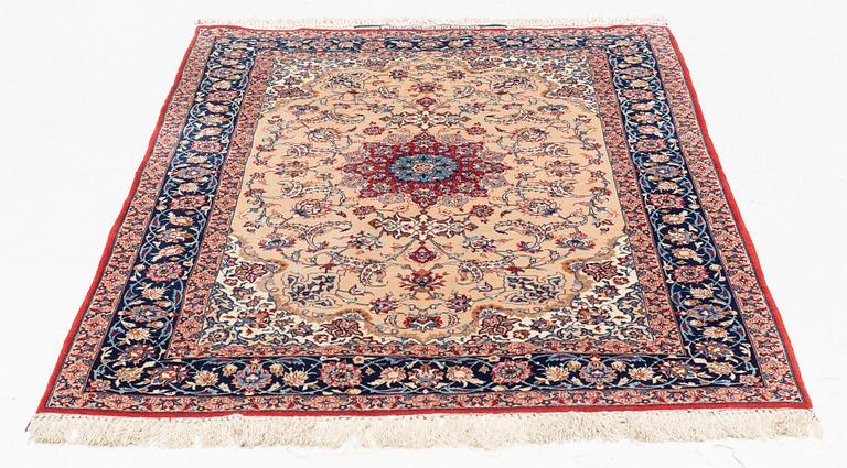 Matta, Isfahan, signerad (Ahmad) Seirafian, ca 178 x 110 cm (samt en kortsida med 3 cm slätväv).