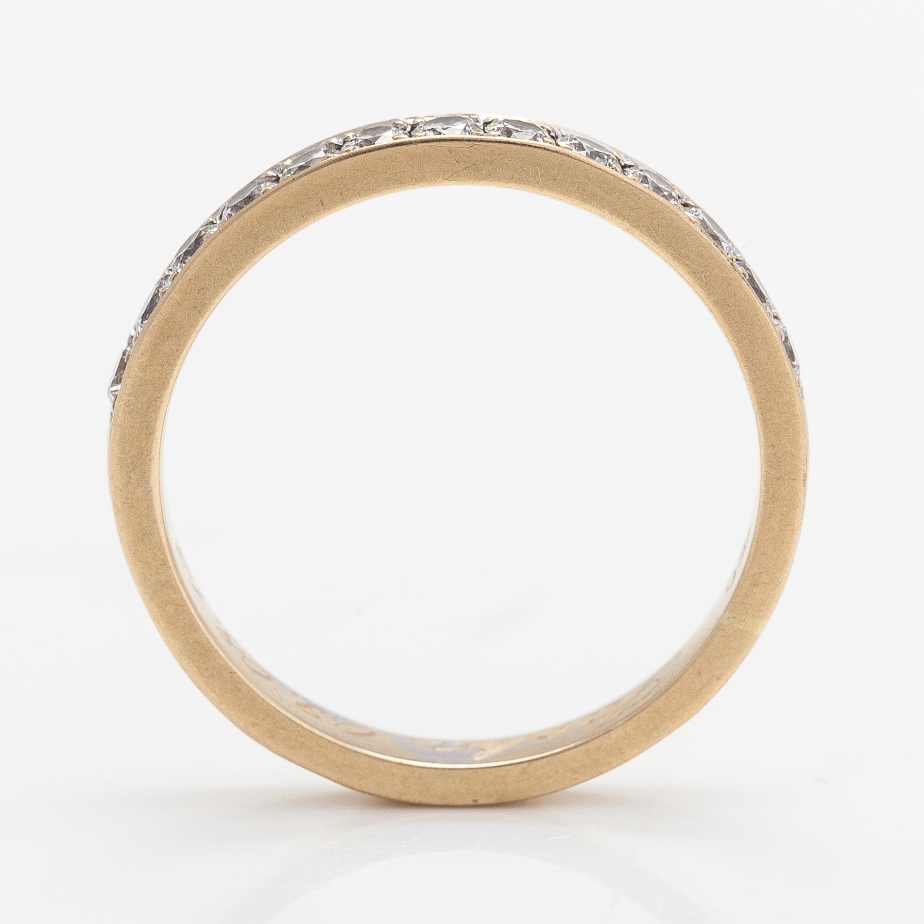 An 18K gold ring with diamonds ca. 0.39 ct in total.