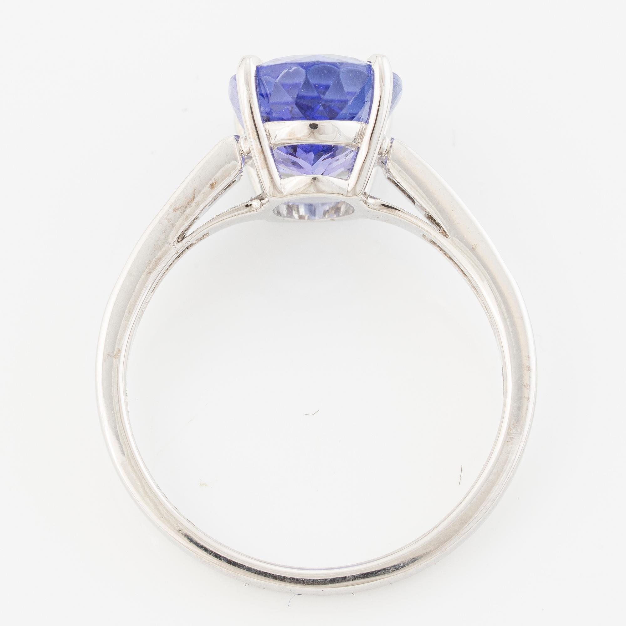 Ring in 18K white gold with tanzanite and baguette-cut diamonds.