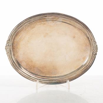 Bricka, gräddkanna, sockerskål samt sockertång, silver, rokokostil, 1900-tal.