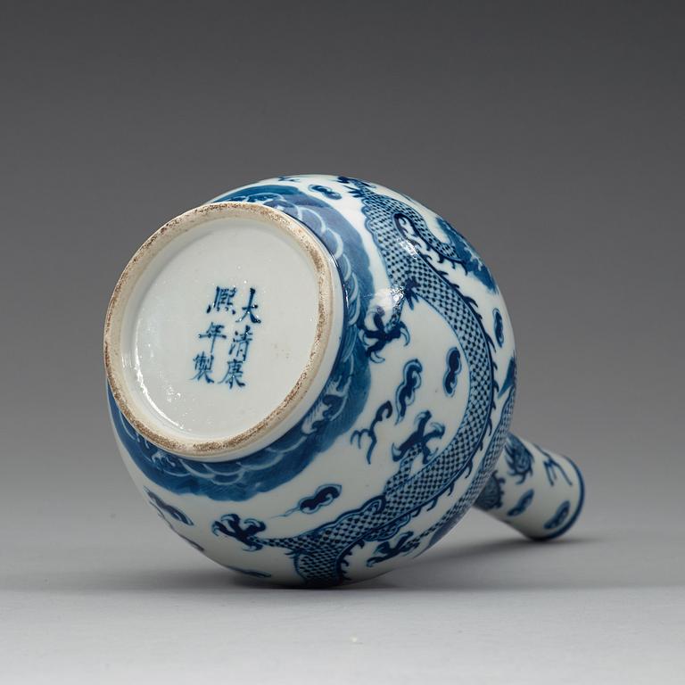 A blue and white vase, Qing dynasty, 19th Century.