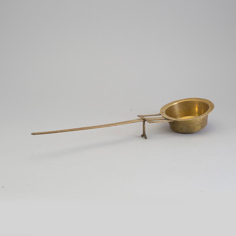 AN 18TH CENTURY BRASS SAUCE PAN.