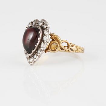 RING, 18K guld samt silver med slipad granat samt rosenslipade diamanter. Vikt 4,2 gram.