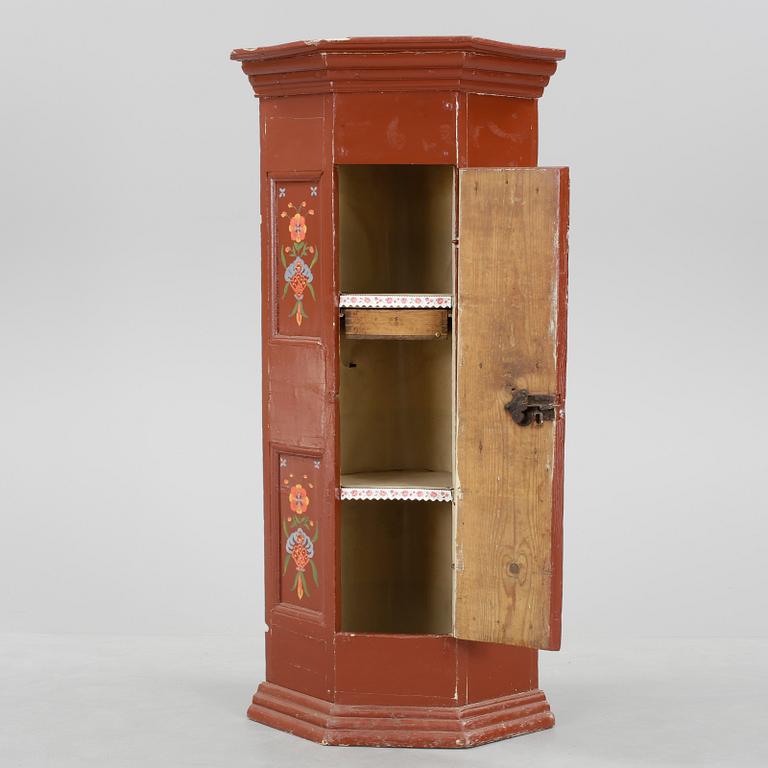 HÖRNSKÅP, allmoge, 1800-tal.