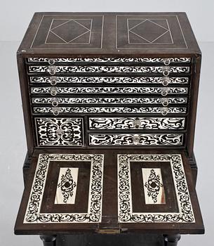 KABINETTSKÅP, troligen 1800-tal.