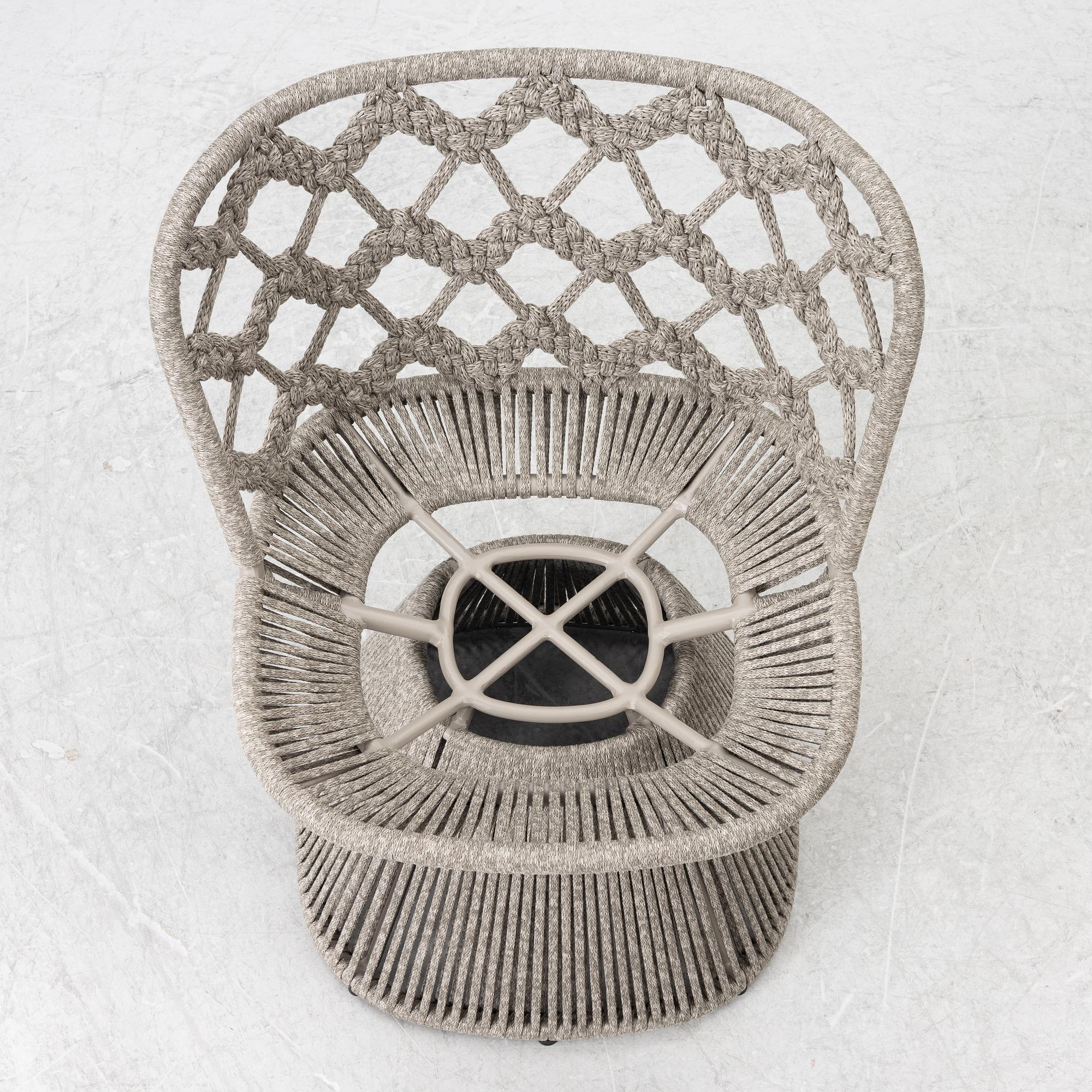 Monica Armani, six outdoor 'Flair O' ' B&B Italia.