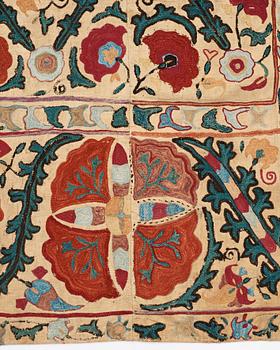 ANTIKT UZBEKISTANSKT SUZANI BRODERI. Två delar. 242,5 x 76 och 243,5 x 76,5 cm.